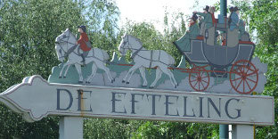 De eens zo fiere wegwijzer lag in 2012 afgedankt naast het Efteling-museum