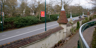 Het uitzicht vanuit de Monorail in het Lavenlaar: auto's, asfalt en reclameborden